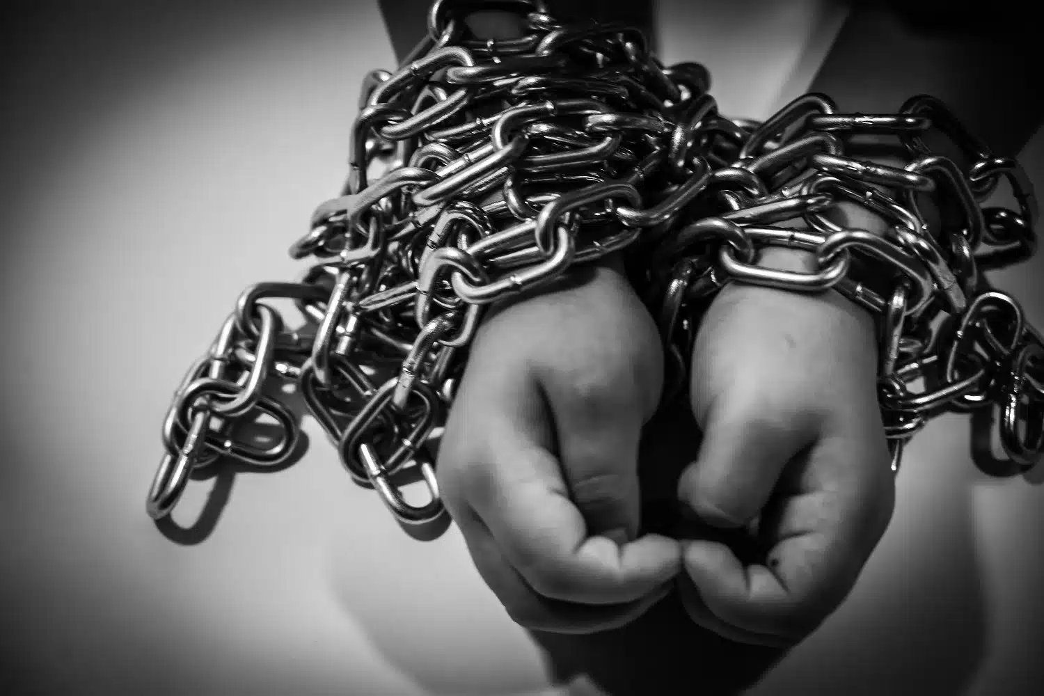 “Il web nero”. Mostra fotografica per sensibilizzare contro la pedopornografia, l’abuso e l’adescamento dei minori online